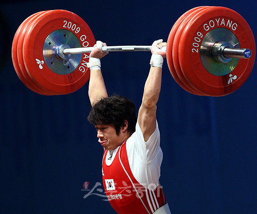 2009고양세계역도선수권은 초반 관중몰이와 새로운 스타발굴에 성공하고 있다. 사진은 남자69kg급 용상에서 은메달을 획득한 ‘샛별’ 김선배(대전시체육회). 고양 ｜ 박화용 기자 inphoto@donga.com