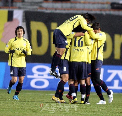 “이렇게 기쁠수가” 몰리나가 전반 선제골을 성공시키자 동료들이 몰려들어 축하하고 있다. 선제골은 결국 결승골이 됐고, 성남은 전남을 따돌리고 PO에 진출했다.성남｜김종원 기자 won@donga.com