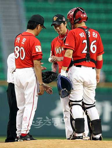 SK는 지난 시즌 가토(왼쪽)코치를 비롯해 전체 12명 중 4명이 일본인코치여서 덕아웃에서 일본어를 듣는 일이 아주 흔했다.스포츠동아 DB