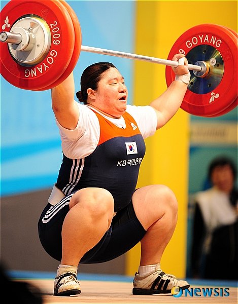 28일 오후 경기 고양시 킨텍스에서 열린 2009 고양세계역도선수권대회 여자 +75kg 경기에서 장미란(한국)이 인상 2차시기 131Kg을 성공하고 있다.[고양=뉴시스]