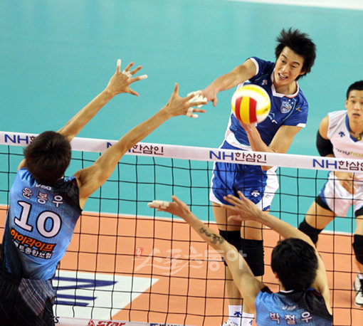 29일 오후 천안 유관순실내체육관에서 열린 2009-2010V리그 현대캐피탈과 삼성화재의 경기에서 삼성 이형두가 현대캐피탈 수비벽을 두고 공격을 하고 있다. 천안ㅣ박화용 기자 inphoto@donga.com