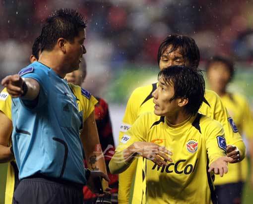 “왜 퇴장이에요” 성남 장학영(오른쪽)이 후반 레드카드를받자 주심에게 강하게 어필하고 있다. 포항 ｜ 김종원 기자 won@donga.com