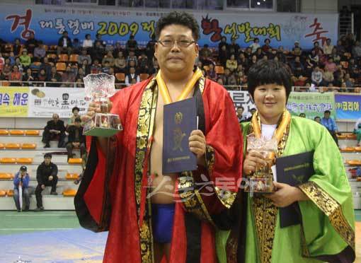 청년부 우승자 채희한(왼쪽)과 여성부 무궁화급 우승자 박미정이 트로피를 들고 기뻐하고 있다.사진제공｜전국씨름연합회