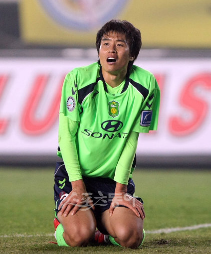 챔피온결정 1차전 성남일화 대 전북현대 경기가 2일 성남종합운동장에서 열렸다.전북현대 이동국이 슛팅을 날렸으나 골문을 벗어나자 아쉬워하고 있다. 성남 | 김종원기자 won@donga.com