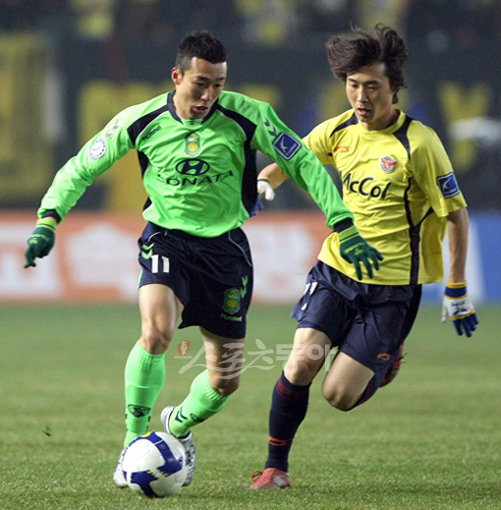 챔피온결정 1차전 성남일화 대 전북현대 경기가 2일 성남종합운동장에서 열렸다.전북현대 최태욱이 성남일화 김철호의 수비를 뚫고 공격하고 있다. 성남 | 김종원기자 won@donga.com