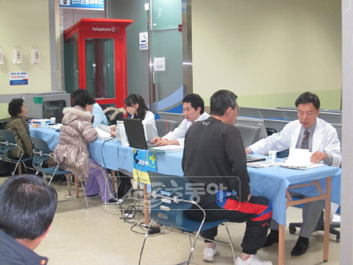 전문 의료진과 운동처방팀이 산본 지역주민을 대상으로 무료 건강 검진을 하고 있다.사진제공｜경주사업본부