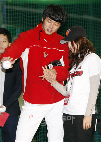 SK 김광현이 6일 문학구장에서 여성야구팬들을 초청해 야구강습을 열었다. 김광현이 한 참가자의 손을 잡고 변화구 던지는 방법을 설명하고 있다. 문학 ｜ 양회성 기자 yohan@donga.com