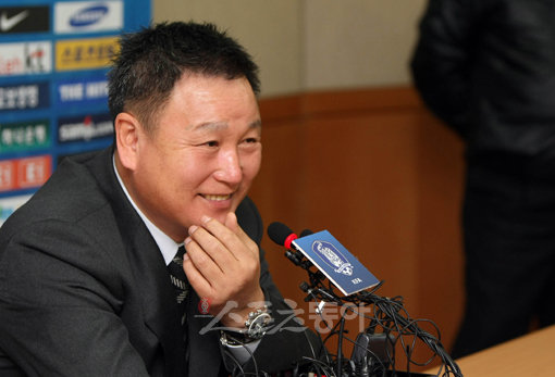 “허허” 허정무 축구대표팀 감독이 10일 서울 신문로 축구회관에서 열린 35명의 예비 엔트리 발표 기자회견에서 한 외신이 보도한 연봉 문제에 대한 질문을 받자 “집에서 곤란해졌다”며 크게 웃고 있다. 김종원 기자 won@donga.com