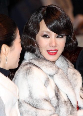 영화 '인사동 스캔들'에서 '팜 파탈' 배태진을 연기한 배우 엄정화는 영화 속 캐틱터의 카리스마를 스모키 메이크업과 모피로 표현했다.