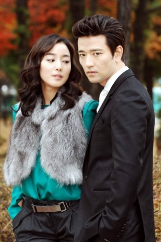 SBS 드라마 \'천사의 유혹\'의 주인공 커플. 배우 이소연은 악녀 캐릭터를 소화하기 위해 모피를 즐겨 입는다. 사진 속 모피 조끼는 올 겨울 최고의 패션 아이템이다.