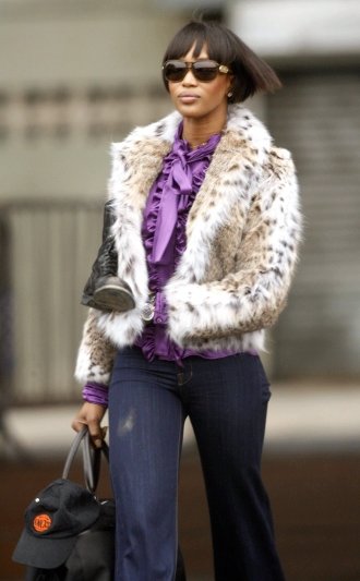 '모피를 입느니 차라리 벗겠다'는 동물 보호 캠페인에 참여했던 슈퍼모델 나오미 캠벨은 최근 모피 특집 화보 모델로 등장해 파문을 일으켰다.