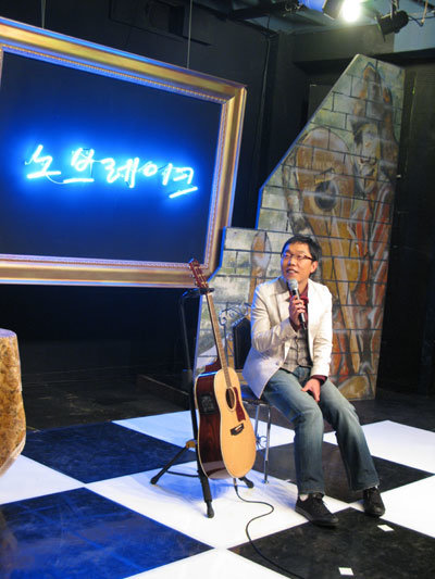 대중의 마음을 파고드는 촌철살인과 따뜻한 화술로 인기 MC자리에 오른 김제동