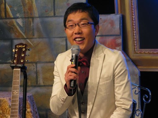 그는 방송 휴지기에 사회적 비판을 내포한 극장식 토크로 새로운 길을 모색한다.