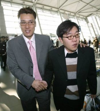 그는 국내에서 가장 인맥이 좋은 연예인으로 꼽힌다. 그러나 그 인맥은 '관리'된 것이 아닌 김제동 인품의 반영으로 평가된다.