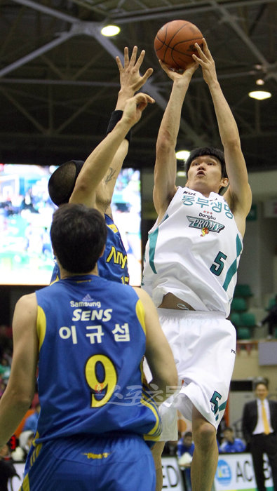 원주 동부 김주성(오른쪽)이 서울 삼성 이승준(가운데)의 수비를 앞에 두고 슛을 시도하고 있다. 김주성은 역대 12번째 6000득점을 돌파했다. 원주 | 김종원 기자 won@donga.com