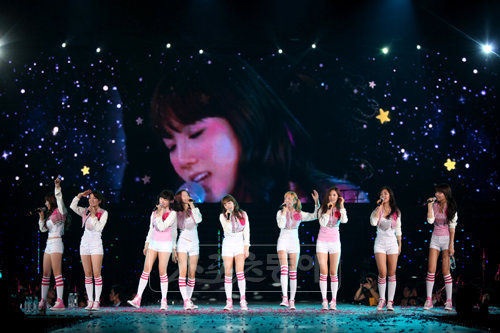 ‘스쿨룩의 지존’. 그룹 소녀시대가 깜찍한 스쿨룩을 맞춰 입고 20일 서울 방이동 올림픽공원 펜싱경기장에서 연 단독콘서트 무대에 올랐다. 데뷔 후 처음으로 19일과 20일 이틀간 ‘인투 더 뉴 월드’라는 이름의 콘서트를 벌인 소녀시대는 걸그룹의 파워를 다양한 무대로 증명해냈다. 사진제공|SM엔터테인먼트