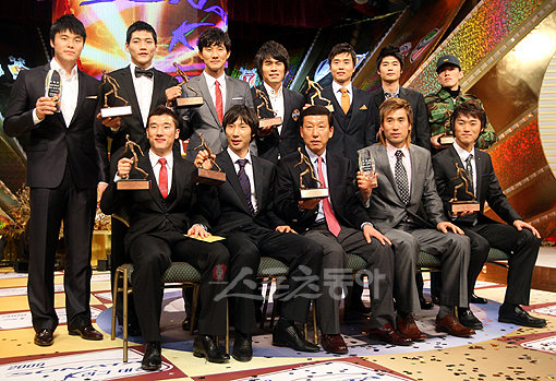 2009 K리그 대상 시상식에서 부문별 수상자들이 포즈를 취하고 있다. 뒷줄 맨 왼쪽부터 시계방향으로 김영광, 김형일, 황재원, 김영후, 이동국, 기성용, 김정우, 신화용, 김병지, 최강희 감독, 김상식, 최효진.