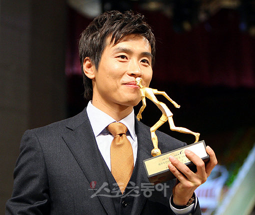 22일 오후 서울 홍은동 그랜드힐튼 호텔에서 컨벤션센터에서 진행된 2009K-리그 대상 시상식에서 득점상, 판타스틱플레이어, 공격수, MVP를 수상하며 4관왕에 오른 전북현대 이동국이 MVP 트로피에 입맞춤을 하고 있다.