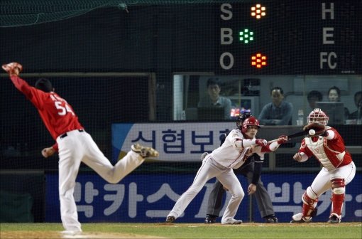 27년 전 김재박의 개구리번트를 떠올리게 만든 바로 그 번트. KIA 이용규(왼쪽)가 SK와의 한국시리즈 5차전에서 절묘한 스퀴즈번트를 성공시키고 있다. 스포츠동아DB