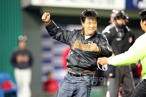 ‘올해의 훌리건’에 선정된 사직구장의 한 관중. SK 박재홍에 대한 롯데 팬들의 반감은 예상보다 훨씬 심했다.스포츠동아DB