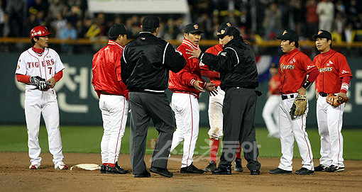 김상현의 주루플레이에 대해 항의하던 김성근감독이 선수단을 철수시키면서 포스트시즌 사상 최초 퇴장 감독으로 기록됐다. 스포츠동아 DB