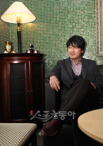 ‘흥행 신화 다시 쓴다.’ 영화 ‘추격자’ ‘거북이 달린다’ 그리고 ‘전우치’…. 배우 김윤석이 올 한해 극장가의 대미를 장식하게 된 새 영화 ‘전우치’로 1000만 흥행 신화에 도전한다.