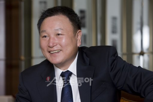 허정무 감독은 웨스틴 조선호텔에서 있었던 스포츠동아와의 신년 인터뷰에서 남아공월드컵을 앞둔 각오를 밝히고 있다.