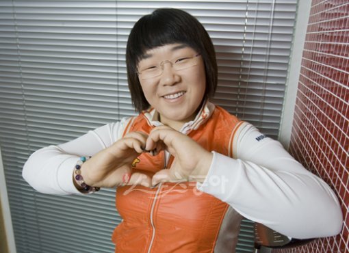 “소망하는 일 모두 이루세요.” 미 LPGA 투어 데뷔 첫 해 신인상과 상금왕을 휩쓴 신지애가 2009년의 마지막 날 새해 소망을 담은 ‘희망의 하트’를 만들어 보이며 활짝 웃고 있다.임진환 photolim@donga.com