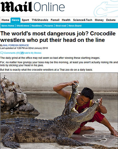 ‘악어 레슬러’들의 모습을 사진으로 소개한 데일리메일. 사진출처=데일리메일 보도화면 캡처