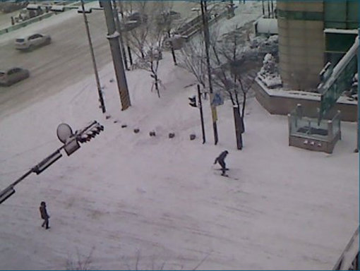 웹사이트 ‘파코즈닷컴(www.parkoz.com)’에 올라온 스키타는 시민의 모습.