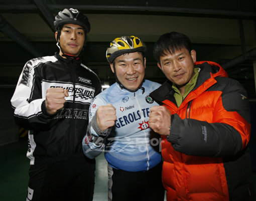 남유종(왼쪽)은 세계선수권대회에서 우승한 국제적 인라인롤러 스타지만 비인기종목의 설움에 가슴이 시리다. 그러나 오늘도 광저우아시안게임 금메달을 다짐하며 전영희 기자, 용백수 교육이사(오른쪽)와 함께 힘찬 파이팅을 외쳤다.