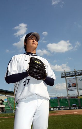 갑작스러운 교통사고를 당해 5일 병상에서 23번째 생일을 맞은 두산 김명제. 그래도 아버지 김승중 씨는 “살아준 것만으로 고맙다”며 눈시울을 붉혔다. 스포츠동아DB