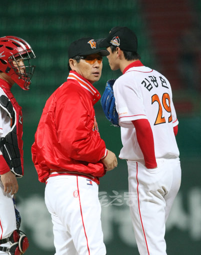 SK 김성근 감독은 에이스 김광현(오른쪽)을 스프링캠프 참가 명단에서 제외했다. ‘야신’의 숨은 뜻은 과연 무엇일까. 스포츠동아DB