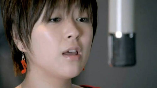 일본의 ‘디바’로 불리는 여가수 우타다 히카루. 호소력 짙은 목소리와 함께 작사, 작곡 실력까지 갖춘 싱어송라이터다. ☞ 사진 더 보기