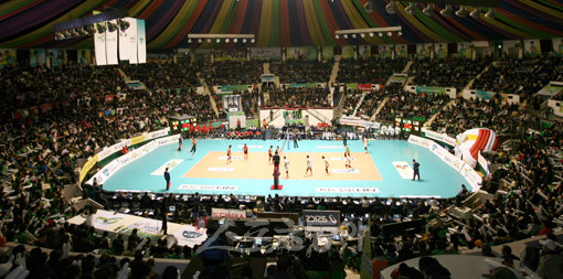 1980~90년대 ‘배구의 성지’로 불렸던 서울 중구 장충체육관이 16년 만에 뜨거운 열기를 내뿜었다. 10일 2009~2010 V리그 남녀부 경기가 열린 체육관에는 스탠드까지 팬들로 가득 찼다. 장충제|박화용 기자 inphoto@donga.com