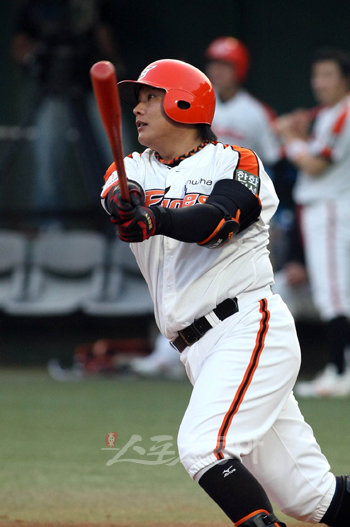 올 시즌 일본프로야구에서 뛰게 된 지바롯데 김태균의 별명은 다름 아니라 ‘김별명’. 워낙 별명이 많아서다. 심지어 ‘태균’이라는 이름조차 부모님이 붙여주신 ‘별명’이라는 우스갯소리까지 등장했다. [스포츠동아 DB]