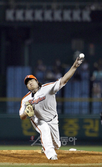 류현진은 어쩌면 2010년 한화의 ‘고독한 황태자’가 될지도 모른다. 한대화 감독의 시즌플랜에서 류현진의 건재는 필수불가결한 전제일 수밖에 없다. [스포츠동아 DB]