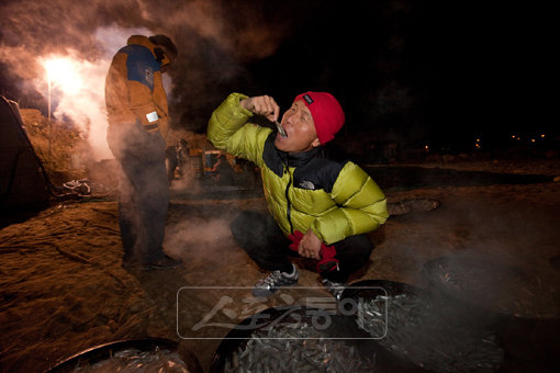 요즘 여수 앞바다에서 주로 잡히는 멸치는 국물을 우려먹는 디포리라는 종류다. 여수가 고향인 허영만 선장이 막 삶아낸 멸치를 감격스런 표정으로 맛보고 있다.