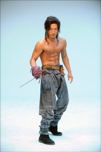 ‘300대길’이 떴다! 길을 비켜라! ‘추노’에서 완벽한 짐승남으로 변신한 장혁이 데뷔 이래 가장 거칠고 남자다운 모습으로 시청자들의 눈길을 사로잡는데 성공했다. 사진제공 l KBS