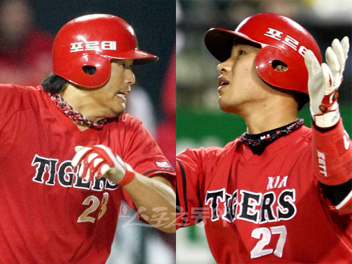 KIA의 ‘V10’을 이끈 최희섭(왼쪽)과 김상현. 연봉협상에서도 나란히 구단과 오랜 줄다리기를 했던 ‘CK포’는 서서히 입장차를 좁힌 끝에 앙금을 털어내고 계약을 눈앞에 두고 있다. [스포츠동아 DB]