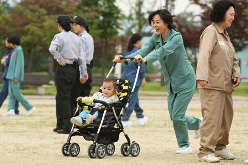 김윤진이 모성연기를 보여준 영화 ‘하모니’. 사진제공|JK필름