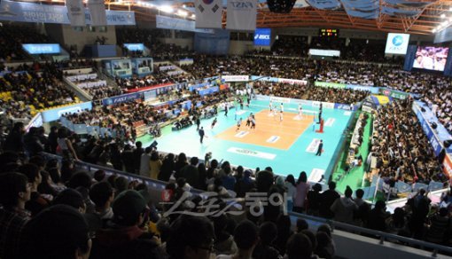 17일 천안 유관순체육관에 만원 관중이 들어찬 가운데 전통의 라이벌 현대캐피탈-삼성화재 경기가 벌어지고 있다.천안｜박화용 기자 inphoto@donga.com