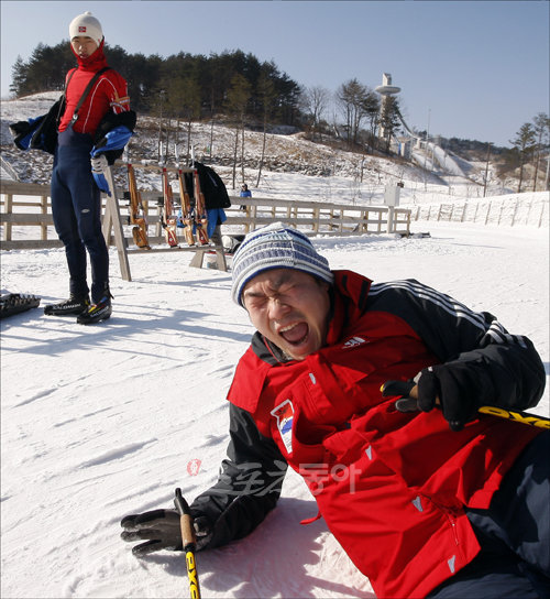 사격선수에게 심박수를 안정시키는 것은 중요한 과제다. 심지어 맥박수를 낮추는 약물을 복용했다가 도핑에서 걸리는 경우도 있다.
반면, 바이애슬론에서의 사격은 폭풍 같은 질주 이후 이어진다. 사대 앞에서 속도를 줄이다가 벌러덩 나자빠진 전영희
기자(오른쪽). 선수들의 눈초리가 애처롭기만 하다.