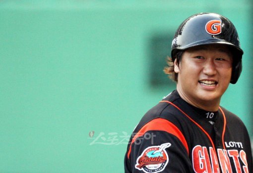 롯데가 전지훈련 출발을 하루 앞둔 19일, 기나긴 줄다리기 끝에 거포 이대호와 8%% 인상된 3억9000만원에 새해 연봉 계약을 맺었다. 스포츠동아DB