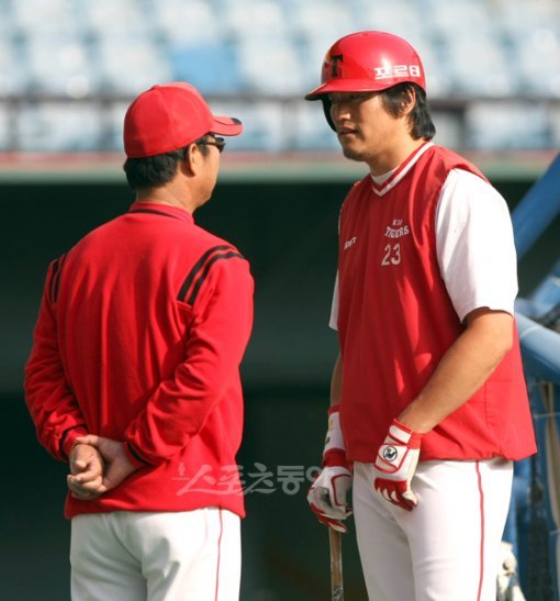 KIA 최희섭(오른쪽)이 지난해 재기할 수 있었던 데는 황병일 수석코치의 도움이 컸다. 황 코치는 타격기술뿐 아니라 마음을 보듬는 리더십으로 최희섭조차 몰랐던 잠재력을 가르쳐 주었다.스포츠동아DB