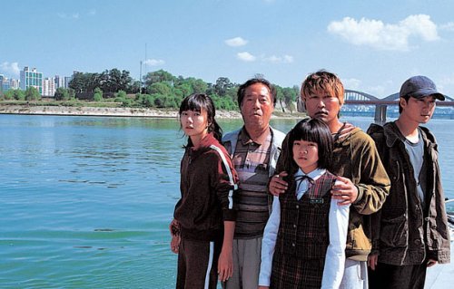 영화 \'괴물\'에 출연한 배두나. 논리다 이념보다 빠른 본능적이고 육체적 반응으로 그녀는 조카를 구하기 위해 동분서주한다.