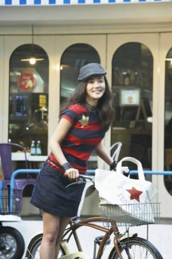 버라이어티 프로그램을 통해 솔직하고 털털한 모습을 보여준 황우슬혜는 올 봄 \'시그니처\'의 새 모델로 뽑혔다. 청바지 뿐 아니라 편안한 캐주얼 의류를 주력 상품으로 하는 이 브랜드는 \'친근함\'을 모델의 미덕으로 꼽는다. 사진제공 리바이스 코리아.