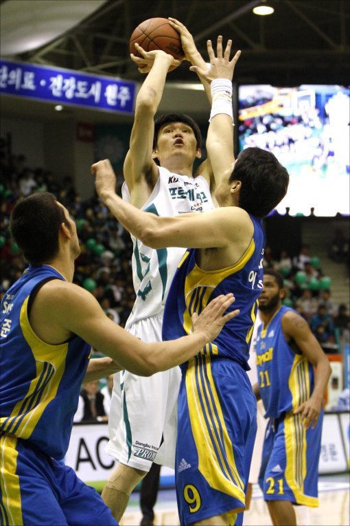역시 동부는 삼성의 천적이었다. 후반에만 16점을 쓸어 담은 동부 김주성이 삼성의 수비를 뚫고 중거리 슛을 날리고 있다. 원주|양회성 기자 setupman@donga.com