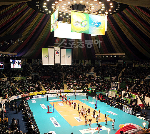 10일 오후 서울 장충실내체육관에서 열린 2009-2010V리그 우리캐피탈과 LIG의 경기가 펼쳐지고 있다.