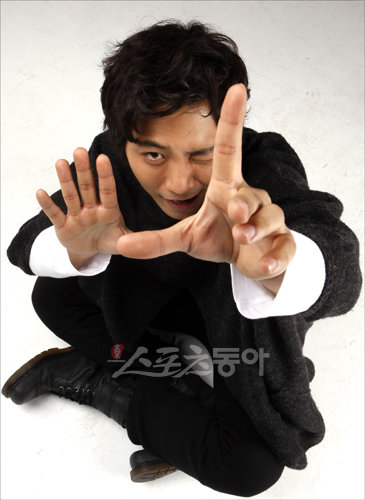 “내 이미지에 대한 선입견이 깨지길 원해요” 배우 진구가 영화 ‘식객:김치전쟁’에서 밝고 건강한 성찬역으로 이미지 변신을 꿈꾸고 있다.